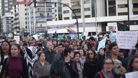 En-Quito,-Ecuador,-Mujeres-Y-Hombres-Protestan-Pacíficamente,-Marchan-Y-Cantan-Canciones-Contra-La-Desigualdad,-Marchas-A-Favor-De-Los-Derechos-De-Las-Mujeres-Con-Mensajes-Escritos-En-Carteles.