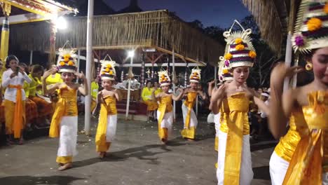 Bailarines-Balineses-Realizan-Coreografía-Del-Templo,-Gira-Cultural-Nocturna-De-Bali-Indonesia-Espectáculo-De-Niñas-De-Rejang-Dewa,-Las-Vírgenes-Bailan-De-Cerca