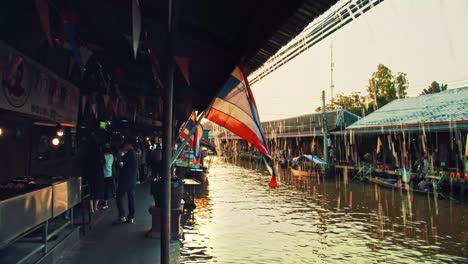 Flagge-Thailands-Weht-Im-Regen,-Ein-Abend-Auf-Dem-Schwimmenden-Markt-Damnoen-Saduak-In-Bangkok,-Zeitlupe,-4K-UHD-60-Fps-Zeitlupe