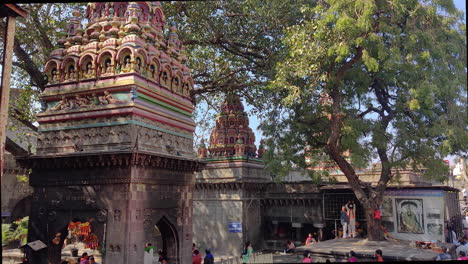 Turista-Dentro-Del-Antiguo-Templo-Hindú-De-Tulja-Bhavani,-Tuljapur,-Maharashtra,-India,-Inclinado-Hacia-Arriba---4k