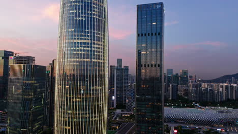 Wunderschöne-Luftaufnahme,-Die-Die-Skyline-Von-Shenzhen,-China,-In-Der-Abenddämmerung-Zeigt
