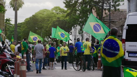 Manifestantes-Con-Banderas-En-Porto-Alegre,-Brasil,-Pidiendo-Intervención-Federal-Tras-Las-Elecciones-Presidenciales-De-Lula.