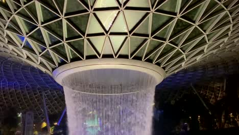 Zeitlupe-Und-Nahaufnahme-Eines-Indoor-Wasserfalls-Am-Flughafen-Jewel-Changi-In-Singapur