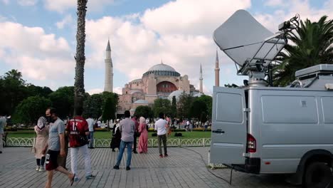 Ein-Live-Übertragungswagen-Von-Der-Vorderseite-Der-Hagia-Sophia-Moschee-In-Istanbul