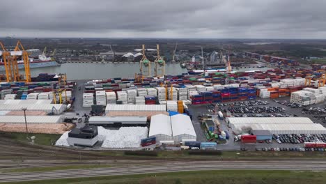 Ein-Großes-Hafengelände,-Ein-Terminal,-In-Dem-Fracht--Und-Seecontainer-Gelagert-Werden
