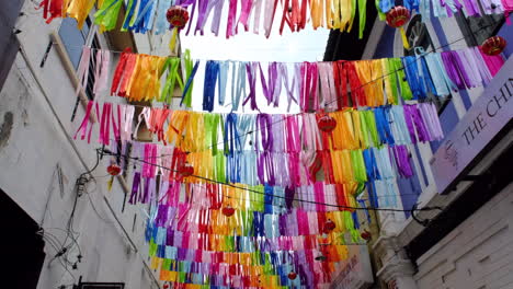 Calle-Con-Decoración-Multicolor-En-Un-Casco-Antiguo-En-Celebración-De-Aidilfitri-En-Ipoh-Malasia