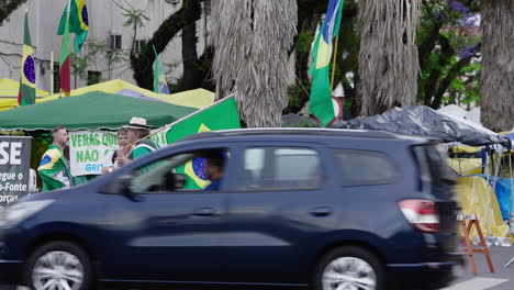 Anhänger-Des-Ehemaligen-Brasilianischen-Präsidenten-Bolsonaro-Campieren-Vor-Dem-Hauptquartier-Der-Armee-In-Porto-Alegre,-Brasilien,-Um-Aus-Protest-Eine-Intervention-Des-Bundes-Nach-Lulas-Präsidentschaftswahl-Zu-Fordern