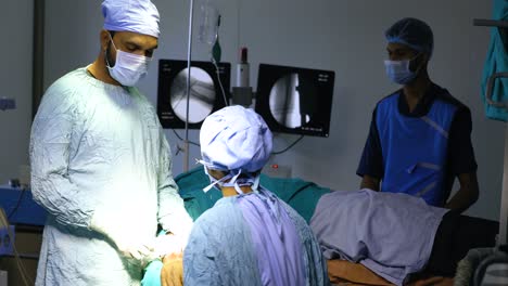 Medizinisches-Team-Von-Chirurgen-Im-Operationssaal,-Die-Eine-Operation-An-Einem-Patienten-Durchführen