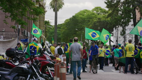 Manifestantes-En-Las-Calles-De-Porto-Alegre,-Brasil,-Pidiendo-Intervención-Federal-Después-De-Las-Elecciones-Presidenciales-De-Lula.