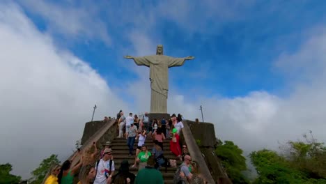 Touristen-Fotografieren-Die-Christus-Erlöser-Statue,-Während-Wolken-Hereinrollen