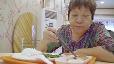 Una-Anciana-China-Almorzando-En-Un-Restaurante-En-Guangzhou,-China---Cerrar