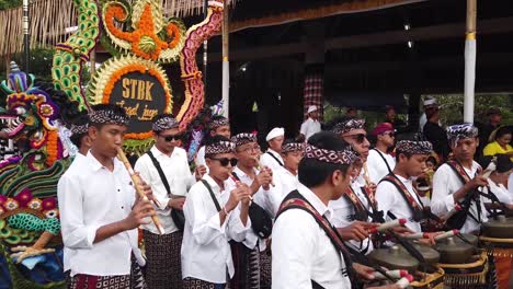 Músicos-Tocan-Música-Ritual-De-Gamelan-Baleganjur-En-La-Ceremonia-Del-Templo-Hindú-De-Bali-Vistiendo-Ropas-Tradicionales