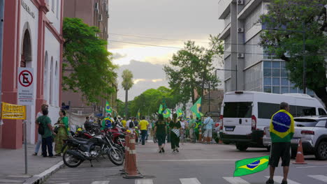 Demonstranten-Auf-Den-Straßen-Von-Porto-Alegre,-Brasilien,-Fordern-Ein-Eingreifen-Des-Bundes-Nach-Lulas-Präsidentschaftswahl