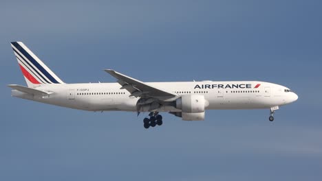 Airfrance-passenger-plan-prepares-for-landing-against-a-slightly-cloudy-blue-sky