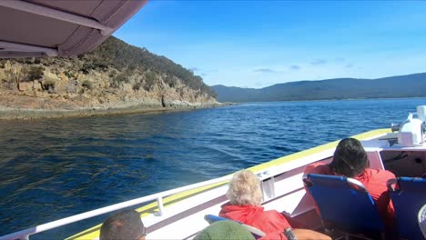 Isla-Bruny,-Tasmania,-Australia---15-De-Marzo-De-2019:-Barco-Turístico-Que-Regresa-A-Casa-Después-De-Un-Crucero-De-Tres-Horas-Por-La-Isla-Bruny,-Tasmania