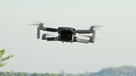 Dji-Mavic-Mini-2-Drone-Volando-Sobre-El-Cielo-Azul