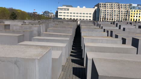 Memorial-Judío-De-Berlín:-Monumento-A-Los-Judíos-Asesinados-De-Europa,-Panorámico-Hasta-El-Final-De-2020.