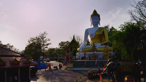 Templo-Budista-Wat-Phra-That-Doi-Con-Estatua-Dorada-De-Buda-Al-Atardecer