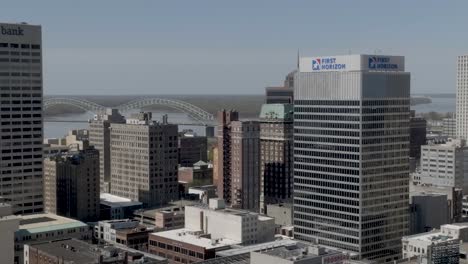 Die-Skyline-Der-Innenstadt-Von-Memphis,-Tennessee,-Nahaufnahme-Mit-Drohnenvideo,-Das-Sich-Von-Rechts-Nach-Links-Bewegt