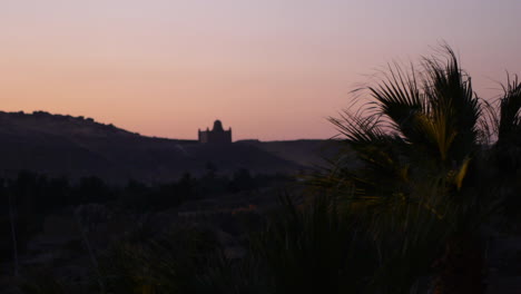 Das-Aga-Kahn-Mausoleum-Bei-Sonnenuntergang-Auf-Der-Anderen-Seite-Des-Nils-In-Assuan,-Ägypten