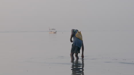 Lokaler-Kenianischer-Mann,-Der-Im-Wasser-Fischt
