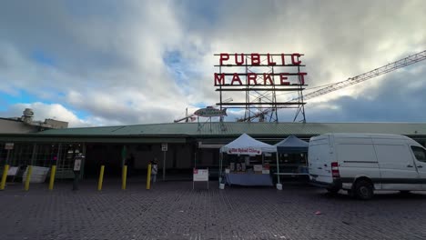 Pike-Place-Beschilderung-über-Der-Außenseite-Des-Seattle-Public-Market-Gebäudes-In-Ruhiger-Straßenszene-Am-Frühen-Morgen