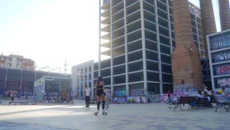 Mädchen-Auf-Rollschuhen-Im-Städtischen-Skatepark-In-Barcelona,-Spanien