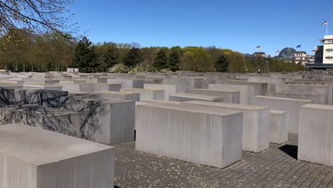 Memorial-Judío-De-Berlín:-Monumento-A-Los-Judíos-Asesinados-De-Europa,-Panorámica-De-Derecha-A-Izquierda-2020