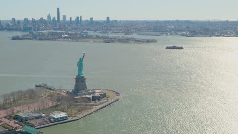 Observing-Statue-of-Liberty-during-flight-on-sunny-day,-New-York