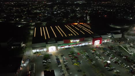 Luftaufnahme-Des-Hiper--Und-Fast-Food-Restaurants-Soriana-Bei-Nacht-In-Manzanillo,-Colima,-Mexiko