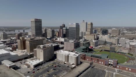 Memphis,-Tennessee-Skyline-Weitwinkelaufnahme-Mit-Drohnenvideo,-Das-Sich-Vorwärts-Bewegt