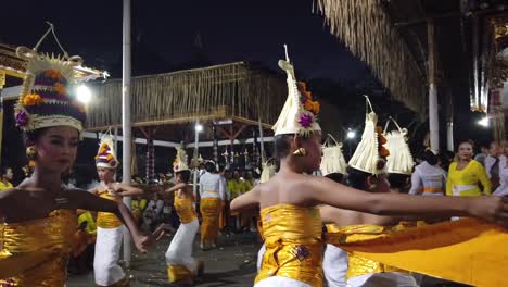 Balinesische-Mädchen-Führen-Religiöse-Tänze-Bei-Der-Tempelnachtzeremonie-Auf.-Buntes-Kostüm-Der-Hinduistischen-Rituellen-Tradition-Balis