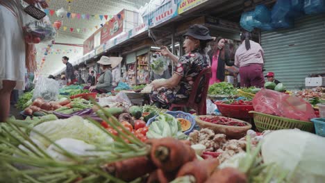 Lokaler-Händler-Und-Traditioneller-Stand,-Der-Frisches-Obst-Und-Gemüse,-Textilien-Und-Kleidung-Auf-Dem-Berühmten,-Geschäftigen-Und-Farbenfrohen-Con-Markt-In-Danang,-Vietnam-In-Asien-Verkauft
