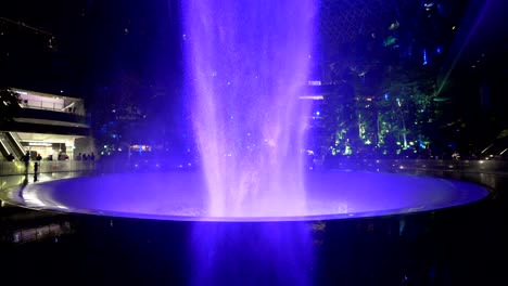 Blauer-Indoor-Wasserfall-Am-Flughafen-Jewel-Changi