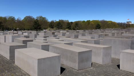 Memorial-Judío-De-Berlín:-Monumento-A-Los-Judíos-Asesinados-De-Europa,-Panorámica-De-Derecha-A-Izquierda,-Disparo-Lento-2020