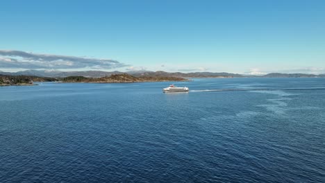Catamarán-De-Pasajeros-De-Alta-Velocidad-Llamado-Fjordbris-De-La-Compañía-Norled-Está-Cruzando-El-Mar-De-Leroyosen-En-Ruta-A-Bergen,-Noruega---Antena