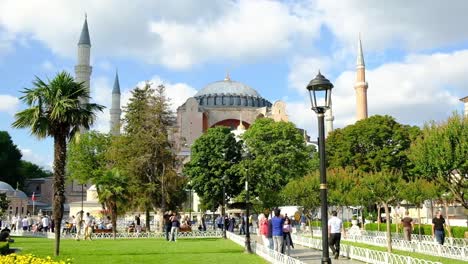 Hagia-Sophia-Museum,-Nachdem-Es-Von-Der-Türkischen-Regierung-In-Eine-Moschee-Umgewandelt-Wurde
