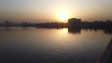 Panoramablick-Auf-Den-Nil-Und-Die-Skyline-Der-Stadt-Kairo-Bei-Sonnenuntergang,-Goldene-Stunde