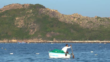 Pescador-Vietnamita-Controlando-Un-Tradicional-Barco-Cesta-Vietnamita-En-El-Océano-Pacífico