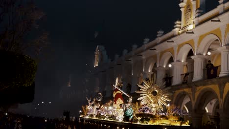 Semana-Santa-Traditionen-Mit-Prozessionsandas,-Die-Von-Gläubigen-In-Antigua,-Guatemala,-Getragen-Werden