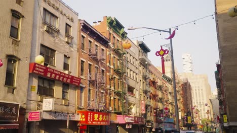 POV-Spaziergang-Durch-Den-Stadtteil-China-Town-In-New-York-City-Während-Des-Goldenen-Sonnenuntergangs,-Uns