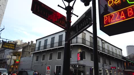 Dies-Ist-Ein-Video-Eines-Straßenschilds-Für-Die-Berühmte-Bourbon-Street-In-New-Orleans,-Louisiana