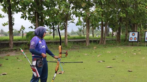 Indonesien---April-2023:-Asiatische-Junge-Frau-Mit-Hörbehinderung-übt-Bogenschießen,-Um-Ihre-Körperlichen-Fähigkeiten-Und-Konzentration-Zu-Trainieren