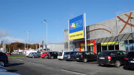 Autos-Parken-Vor-Dem-Okay-Elektro-Laden-Im-Einkaufszentrum-In-Havirov,-Wo-Elektronik-Und-Möbel-Verkauft-Werden