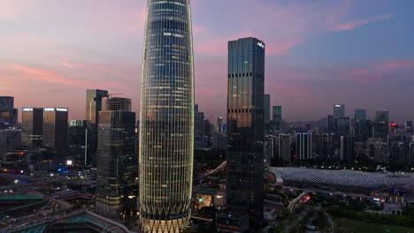 Atemberaubende-Luftaufnahme-Der-Skyline-Von-Shenzhen,-China-In-Der-Abenddämmerung