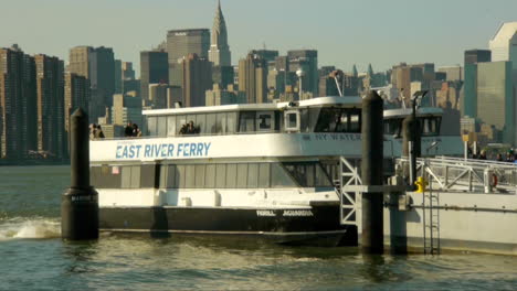 Passagiere-Steigen-Von-Der-East-River-Fähre-Auf-Der-Brooklyner-Seite-Des-Flusses-Aus,-Während-Eine-Andere-Fähre-Nach-Manhattan-Fährt