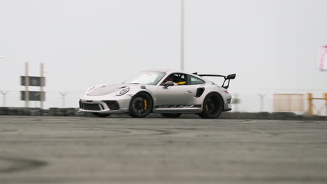 Porsche-GT3-RS-Sobre-La-Dirección-Y-Girando-En-Una-Pista-En-Cámara-Lenta