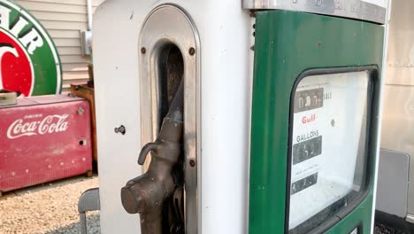 Vintage-green-Sinclair-gasoline-pump-02
