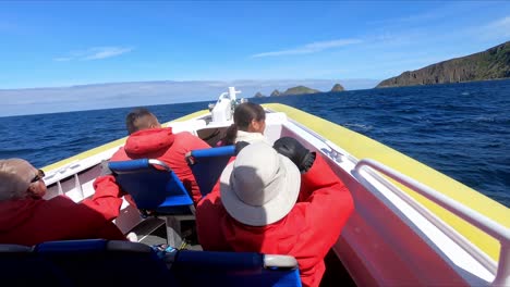 Isla-Bruny,-Tasmania,-Australia---15-De-Marzo-De-2019:-Pasajeros-De-Un-Barco-De-Crucero-Ecológico-De-Alta-Velocidad-En-La-Isla-Bruny,-Tasmania