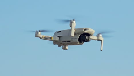 DJI-Mavic-Mini-2-Drohne-Fliegt-über-Mit-Blauem-Himmel